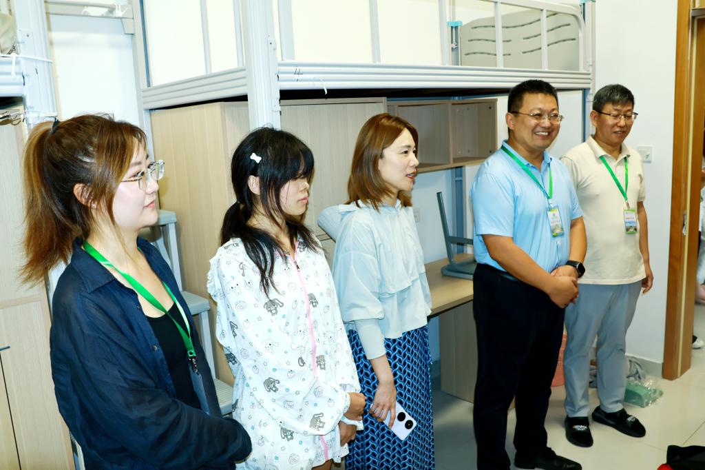 学院领导老师走进2025级新生宿舍，织密开学关怀“第一网”