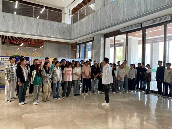 一群人站在建筑外面 AI 生成的内容可能不正确。